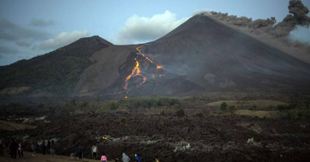 La actividad volcánica provocó que miles de personas huyeran en busca de lugares más seguros. Alrededor de 16.000 personas viven en áreas que están bajo órdenes de evacuación.