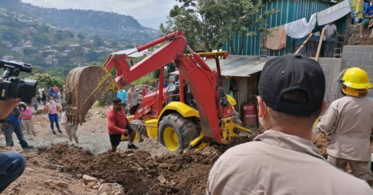 Includo una retroexcavadora fue llevada hasta la zona del accidente, ya que solo con este equipo se podían acelerar las labores de rescate.