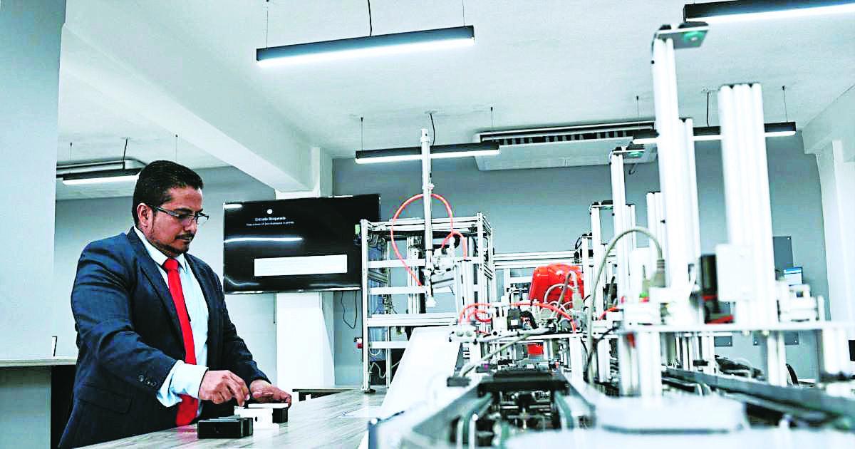 Destinan L33 millones para becas en carreras técnicas