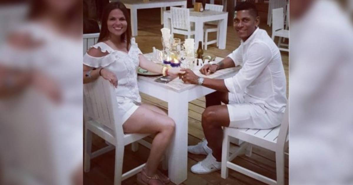 El delantero del Marathón Carlo Costly y Karen Torres se dieron el sí ante los ojos de Dios la semana pasada. Los esposos disfrutaron de los encantos de Roatán en su luna de miel.