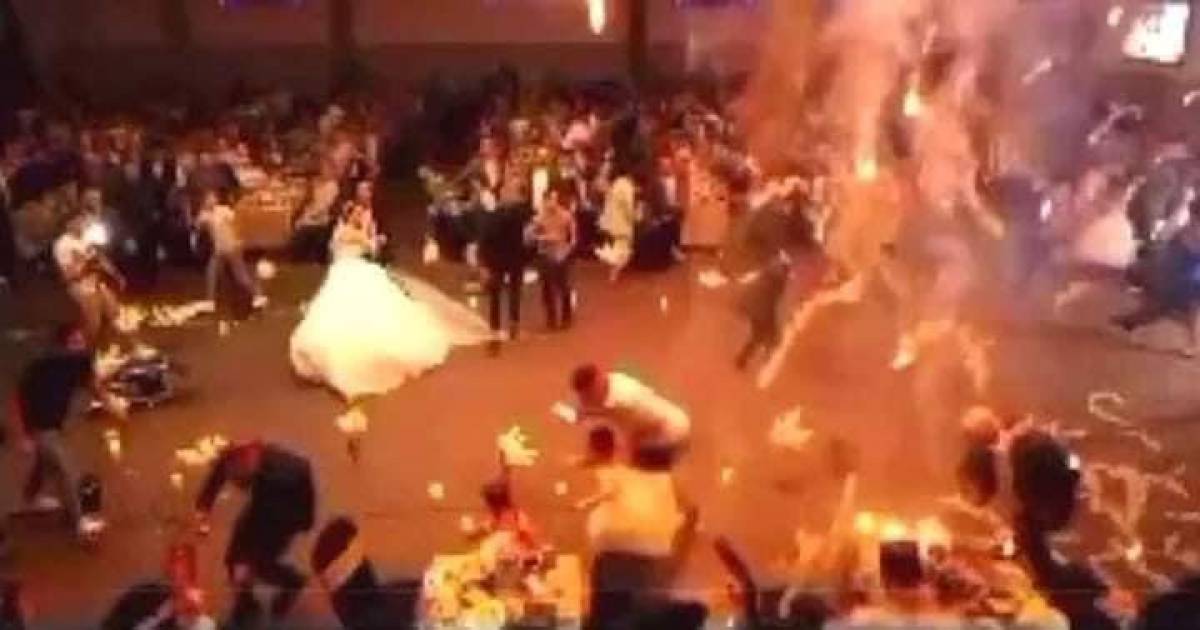 La catástrofe tuvo lugar la noche del martes en el distrito de Al Hamdaniya, en la provincia norteña de Nínive, y ha sido atribuida al uso de fuegos artificiales y de bengalas en el interior de la sala donde se celebraba la boda.