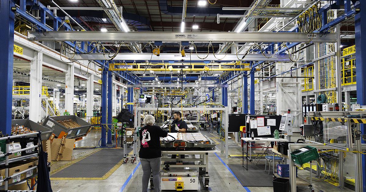 $!Los precios de las baterías, la parte más cara de un VE, están bajando. Una planta de General Motors en Tennessee. (Brett Carlsen para The New York Times)