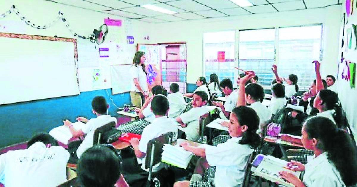 Escuelas bilingües clausuran año escolar con alta matrícula