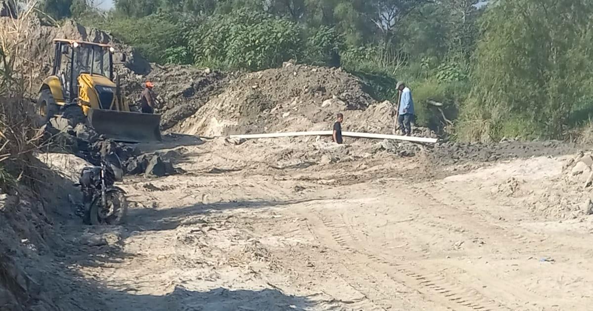 Maquinaria trabajando en el lugar.