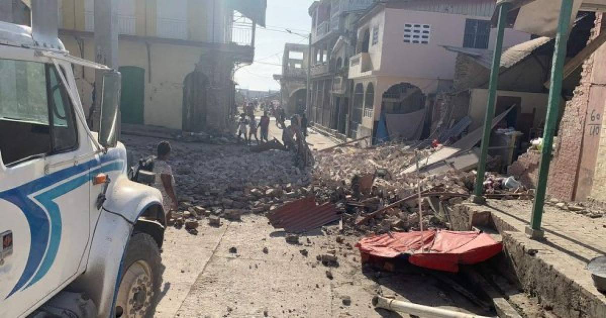 ¡Terribles imágenes! Bajo los escombros buscan a familiares tras terremoto en Haití