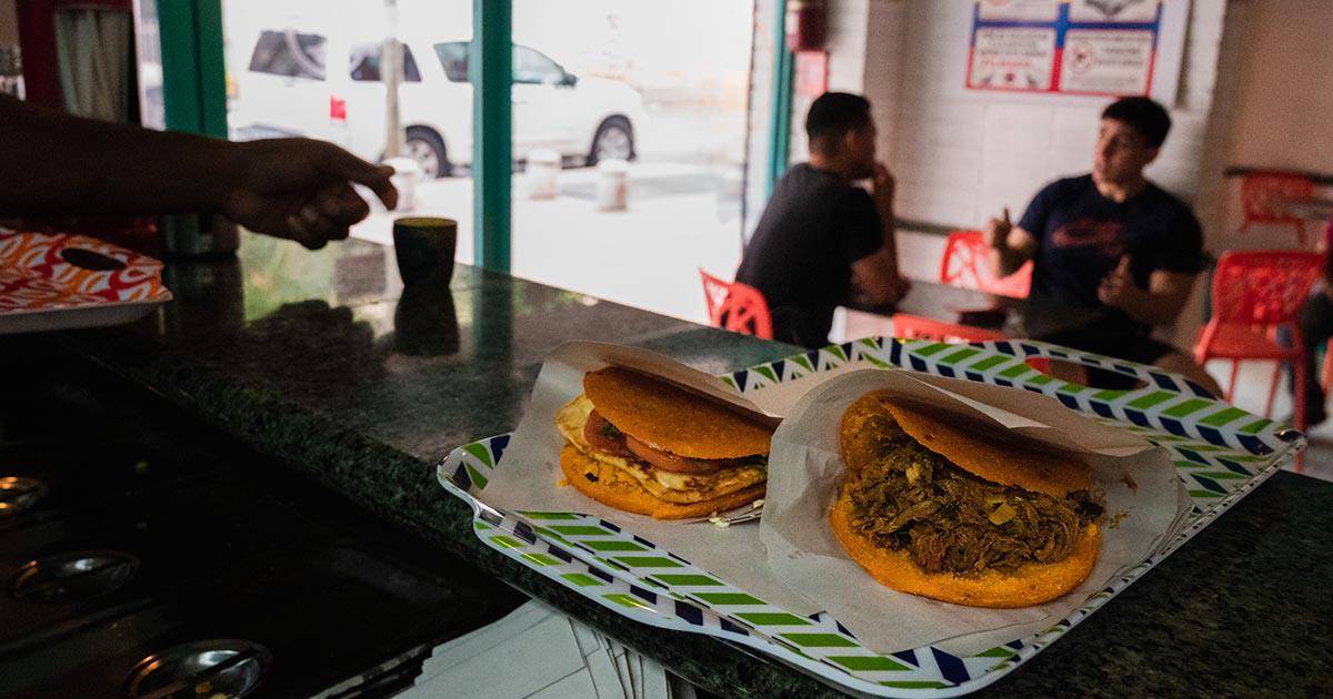 $!Para venezolanos, arepas son toda una comida. Dos rellenas de carne y ensalada caprese en Caracas, Venezuela. (Adriana Loureiro Fernandez para The New York Times)