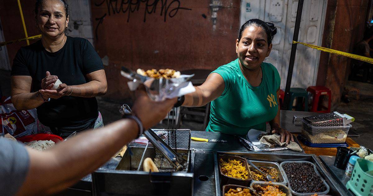 $!Arepas rellenas de Barrio Antioquia en Medellín, Colombia, donde tienden a ser más crujientes y compradas en tienda. (Federico Rios para The New York Times)