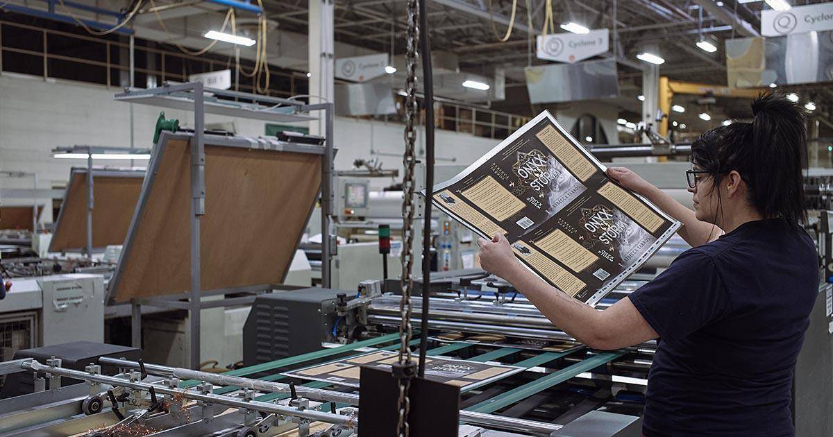 $!Una edición de lujo de “Onyx Storm” de Rebecca Yarros se imprime en Phoenix Color Printing Service, en Maryland. (Jared Soares para The New York Times)