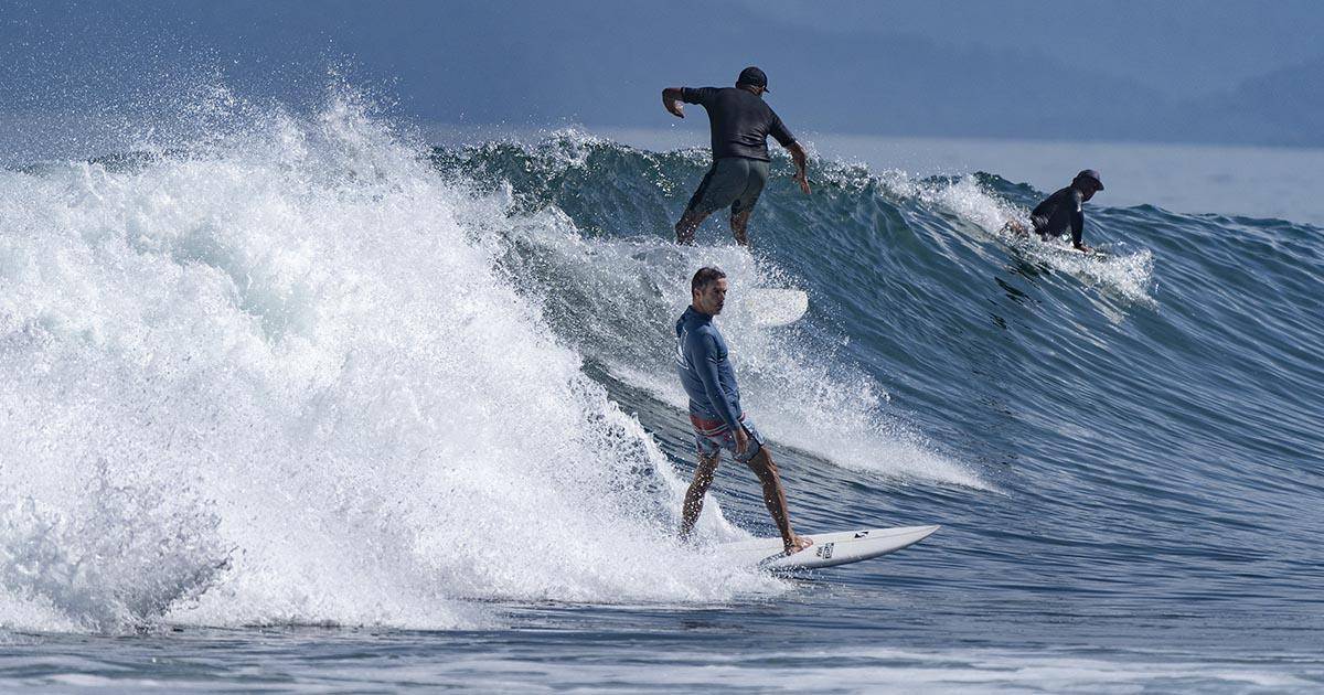 $!Chandler Brownlee de la organización Christian Surfers, surca una ola en Pavones, Costa Rica. (Alejandro Cegarra para The New York Times)