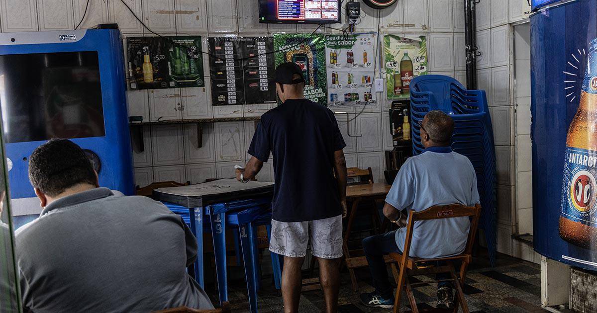 $!Realizando apuestas en Mesquita, Brasil. Los juegos de azar son populares en todo el País, hasta en la selva tropical. (Dado Galdieri para The New York Times)