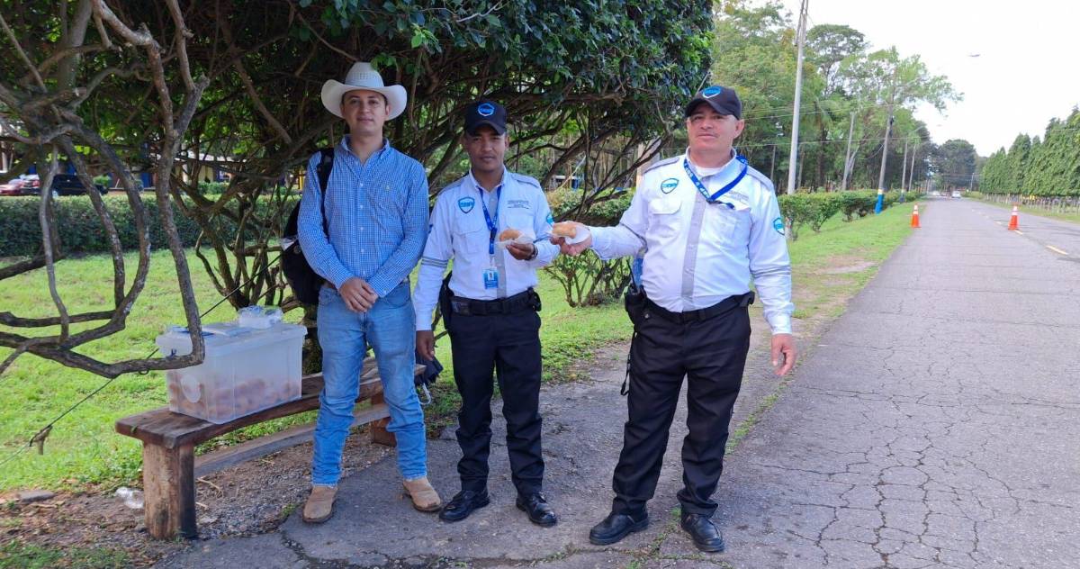 Vende donas en la universidad para costear sus estudios