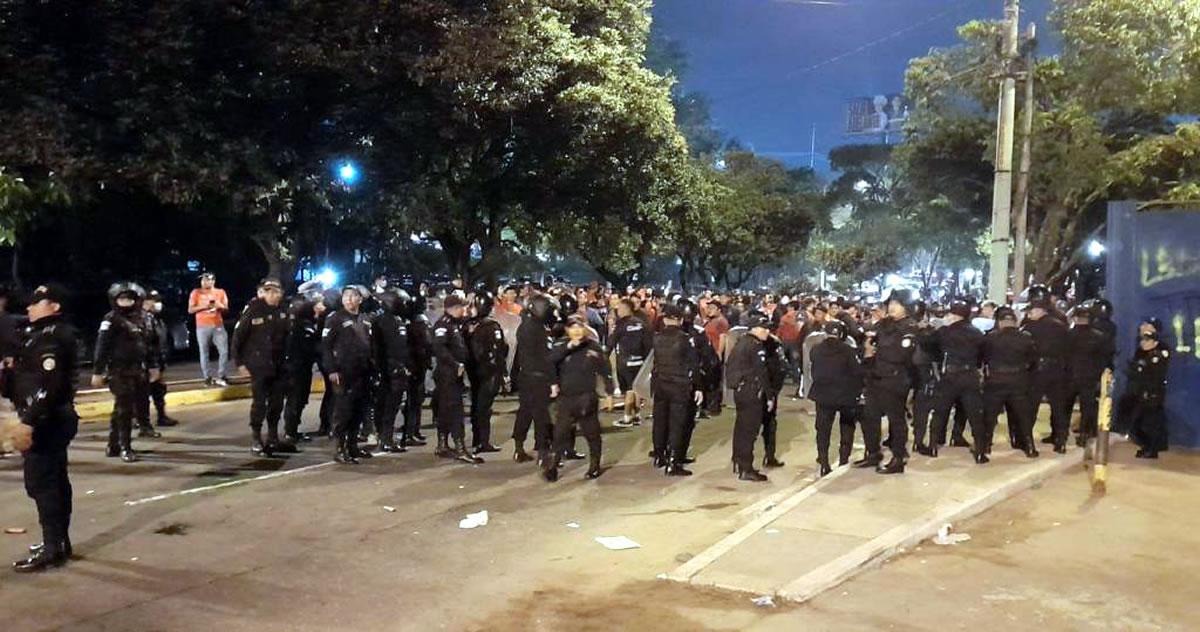 La Policía de Guatemala tuvo que intervenir para controlar la situación previo al partido. Este relajo retrasó unos minutos el juego.