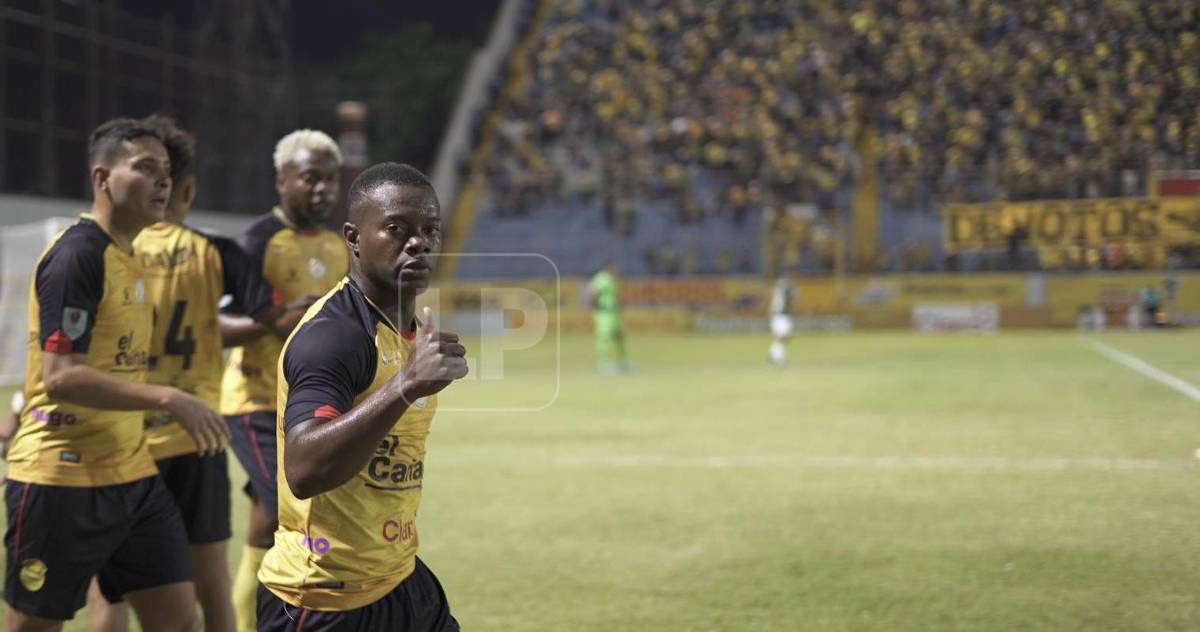 Lacayo posando para el lente de Grupo OPSA tras marcar su gol.