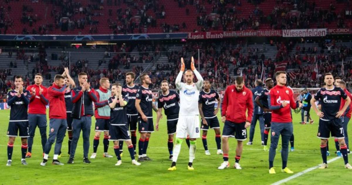 Los futbolistas del Estrella Roja de Belgrado agradecen el apoyo de los aficionados que viajaron a Alemania para el partido ante Bayern Múnich.