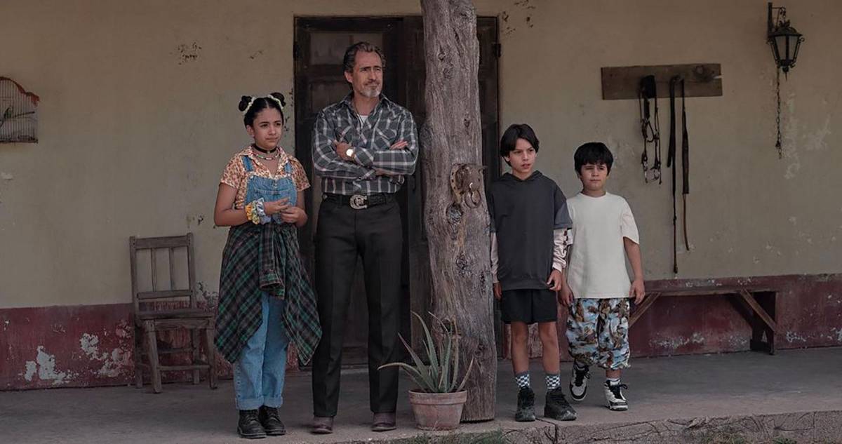 El actor Demián Bichir interpreta al abuelo de los personajes principales.