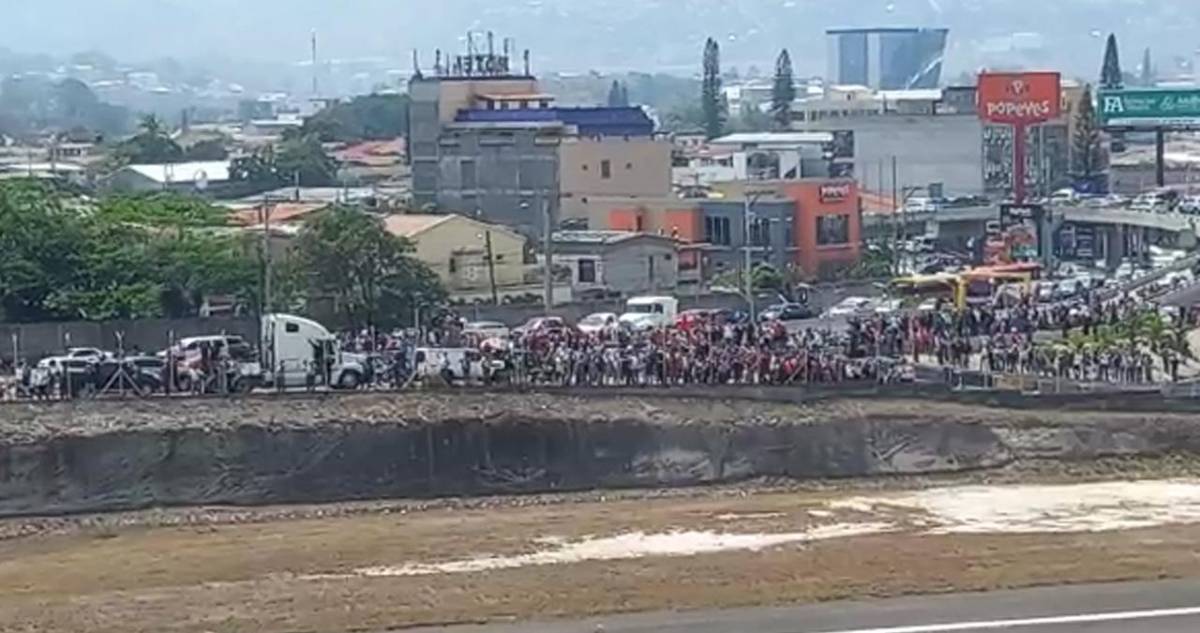 Cientos de hondureños celebran extradición de expresidente Juan Orlando Hernández