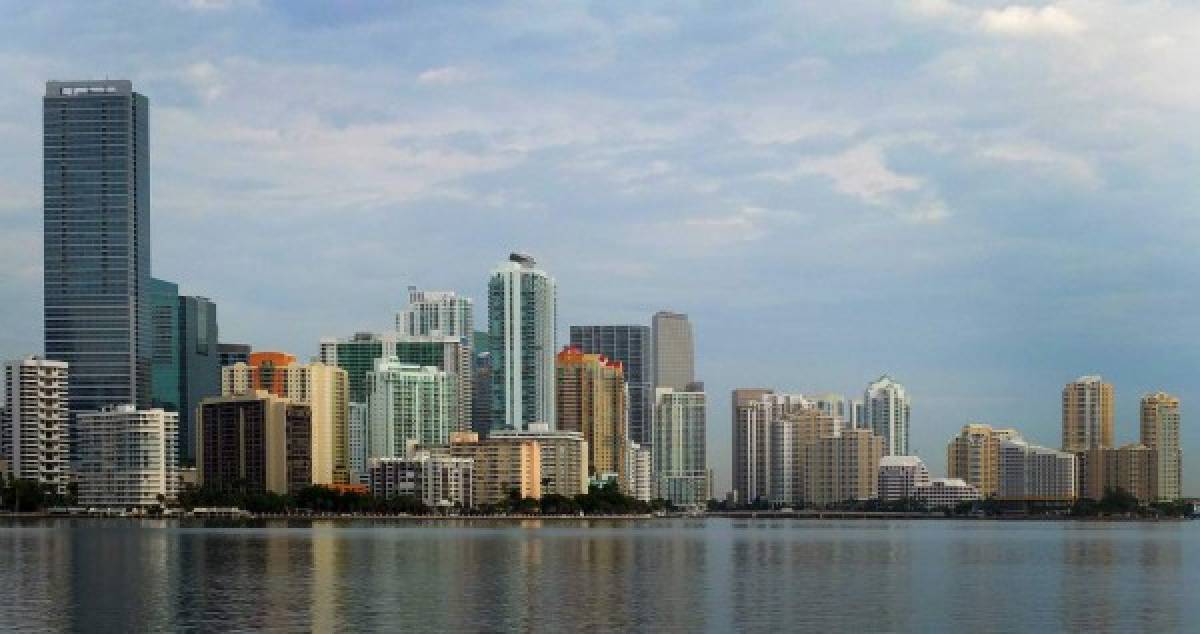 5. Miami (Florida): El Gobernador Ron DeSantis firmó una ley la semana pasada que prohíbe las políticas de 'ciudades santuario' en Florida, permitiendo la cooperación de las autoridades federales con el ICE para acelerar deportaciones.