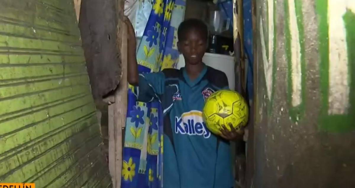 De su escuela de fútbol han salido cinco jugadores profesionales, pero aspira ser como su héroe, Lionel Messi.