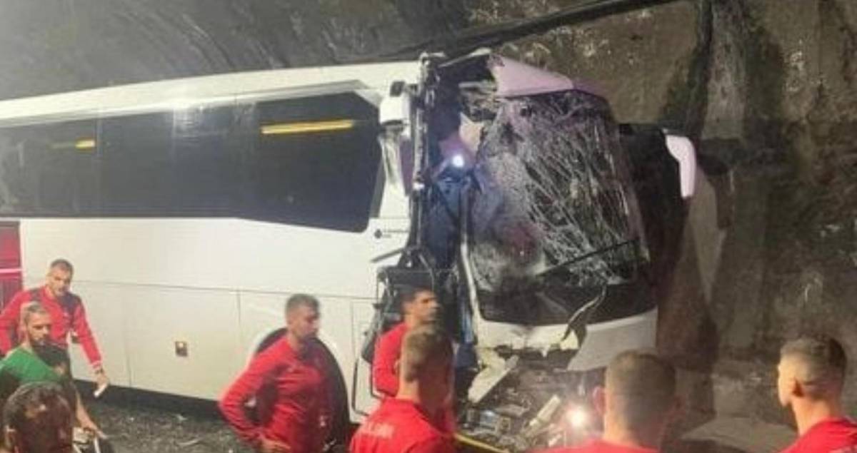 Selección de Bulgaria sufre aparatoso accidente; futbolista resulta con traumatismo craneal
