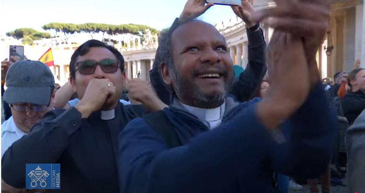 Alegría en la plaza de San Pedro: miles celebran que hay nuevo papa