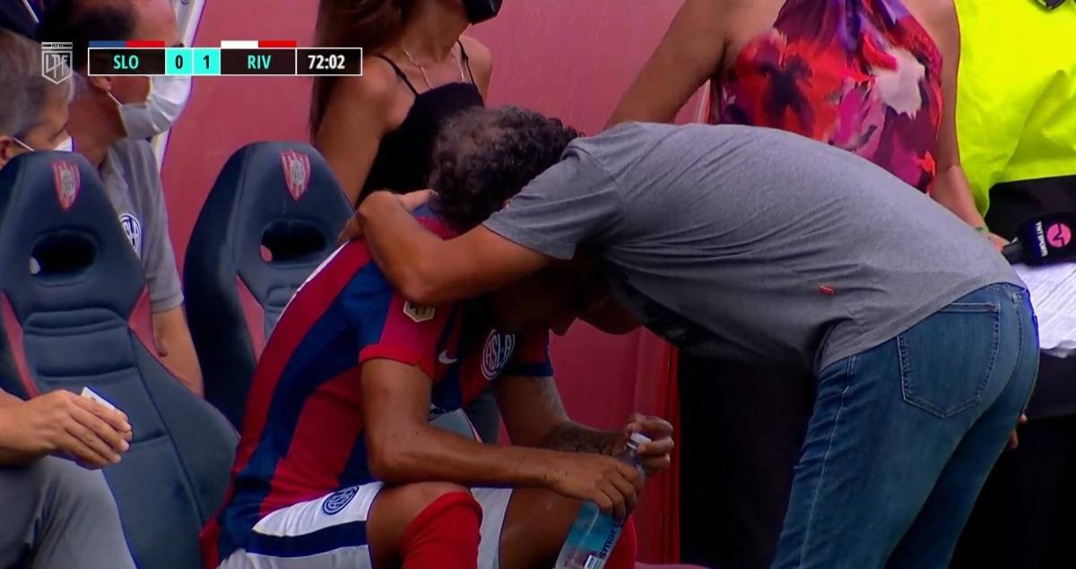 Pedro Troglio consoló a “Uvita” Fernández que falló un penal ante River Plate.