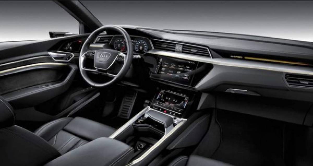 El interior del Audi e-tron cuenta con un diseño similar al de los últimos modelos de la marca, como los Audi A6 y Audi Q8. Ofrece una instrumentación digital con pantalla de 12,3″, y una consola central donde el protagonismo se reparte entre la pantalla del sistema superior de infoentretenimiento y una pantalla inferior de la climatización.