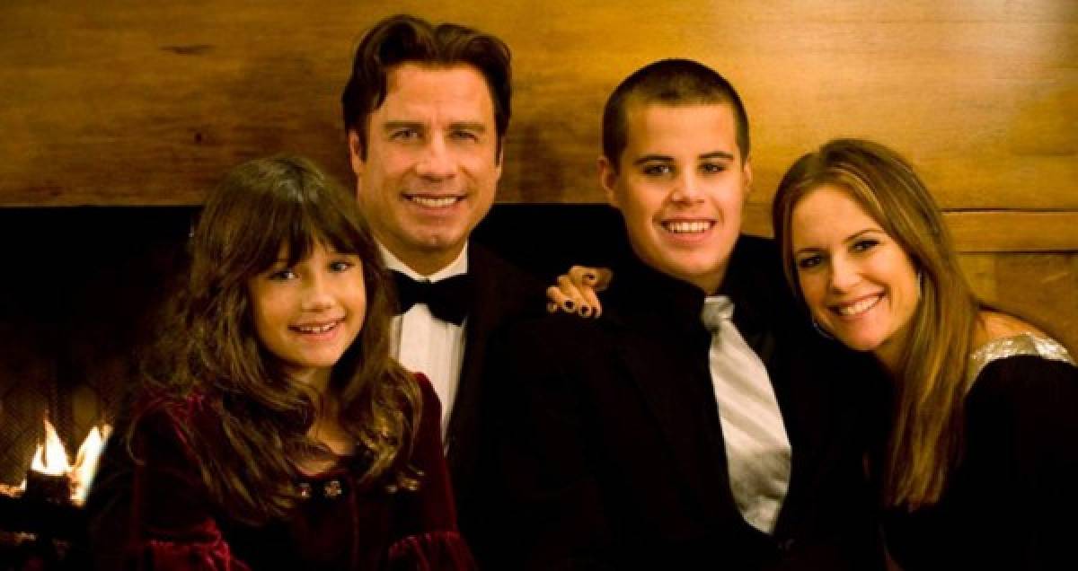 Ella Bleu Travolta es la hija mediana de John Travolta y Kelly Preston. Recordemos que el primer hijo de John y Kelly, Jett Travolta , murió trágicamente en enero de 2009, a la temprana edad de 16 años. <br/><br/>Jett, que era la viva imagen de su padre, tuvo un ataque epiléptico mientras la familia estaba de vacaciones en las Bahamas. <br/>