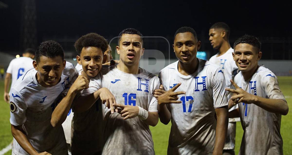 Isaac Castillo y el resto de sus compañeros celebrando uno de los cinco goles marcados ante Jamaica.