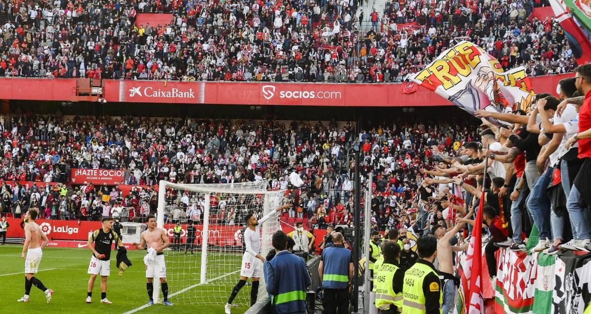 Sevilla se impone ante el Betis y sigue al acecho del Real Madrid