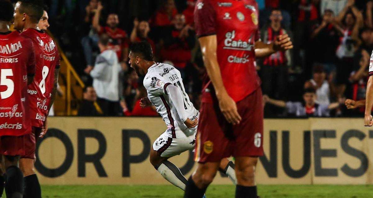 Alex López se gastó un golazo y así lo festejó.