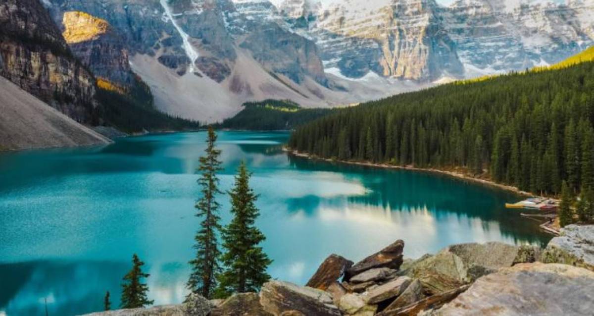 4. Alberta, Canadá: Los lagos turquesas de Alberta y las montañas cubiertas de nieve siempre han atraído multitudes, pero hay un nuevo atractivo a medida que regresan los viajeros internacionales: un foco en la herencia indígena de la zona. Fort Edmonton Park, el museo de historia viva más grande de Canadá, alberga ahora la Experiencia de los Pueblos Indígenas, una exposición inmersiva de 30.000 pies cuadrados que explora la cultura de las Primeras Naciones y los métis.