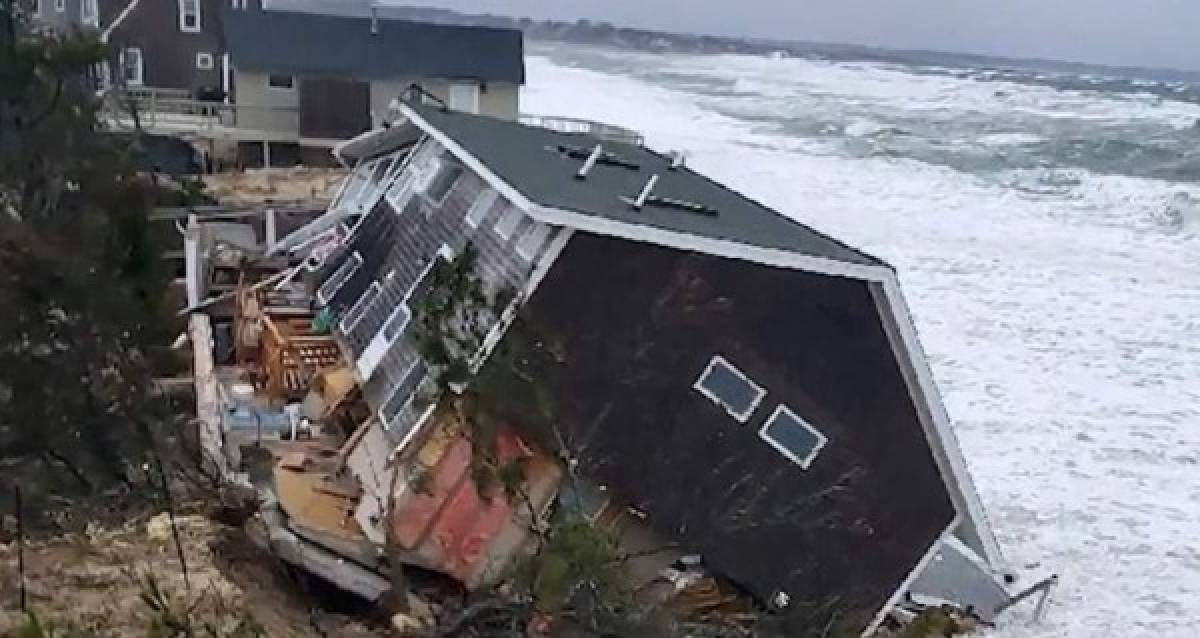 "La tormenta invernal Orlena desató su furia la noche del martes en la costa de Massachusetts, donde varios edificios fueron arrastrados por las fuertes olas y vientos hacia el mar."