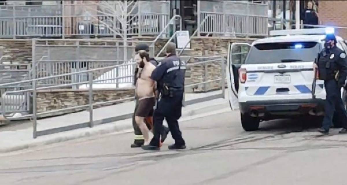 La policía detuvo a un hombre que iba casi desnudo y con la pierna ensangrentada.
