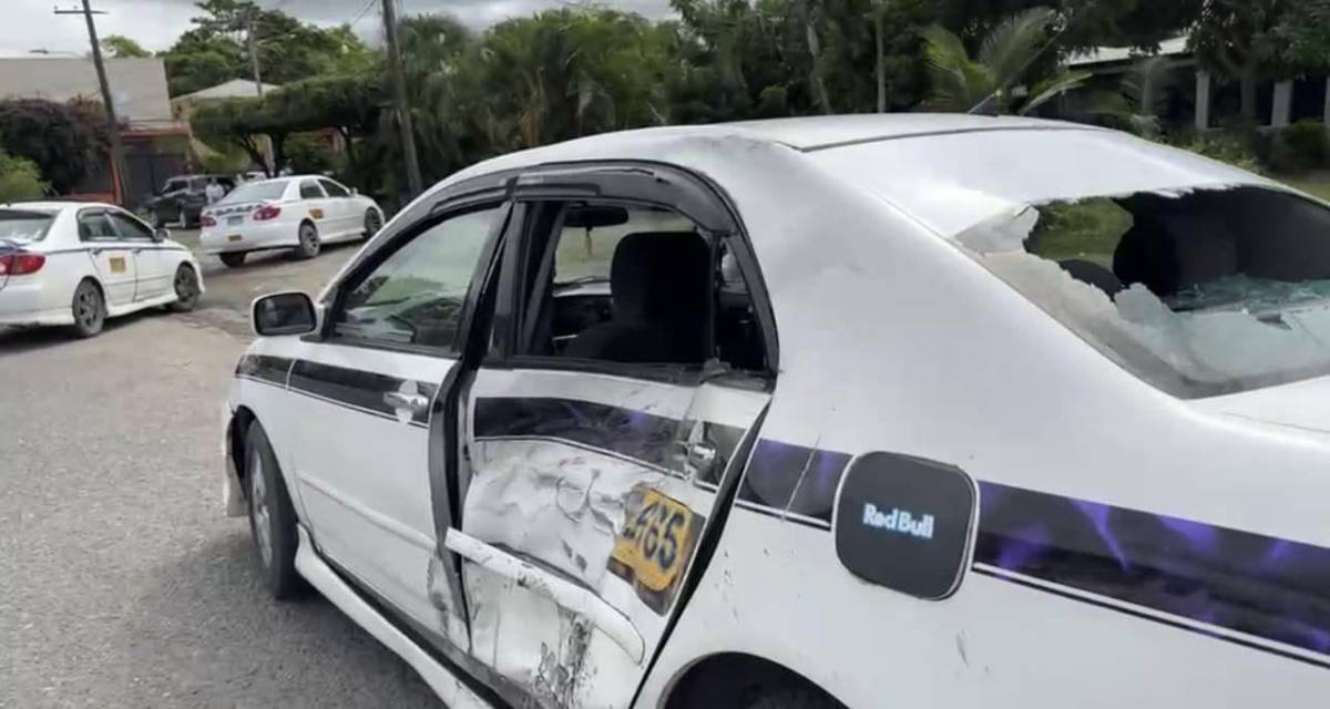 Así quedó el taxi tras el impacto dela moto.