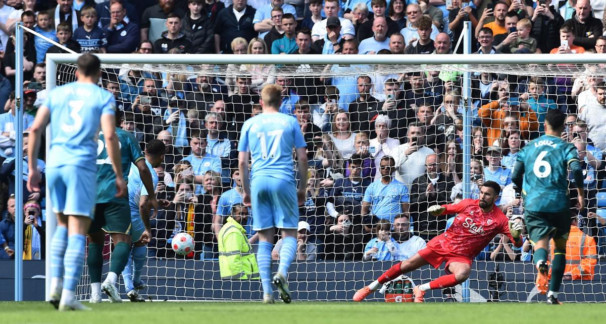 El delantero brasileño marcó uno de sus goles desde el manchón penal.