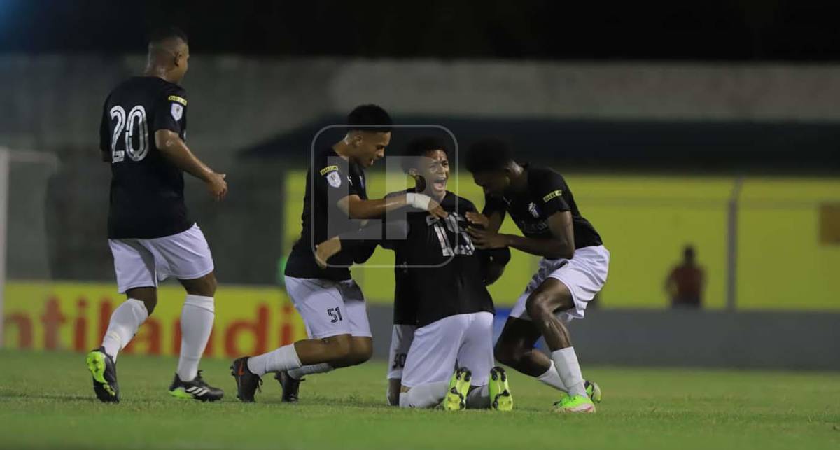 Jugadores del Honduras Progreso celebrando uno de los dos golazos que sirvieron para vencer a la Real Sociedad.