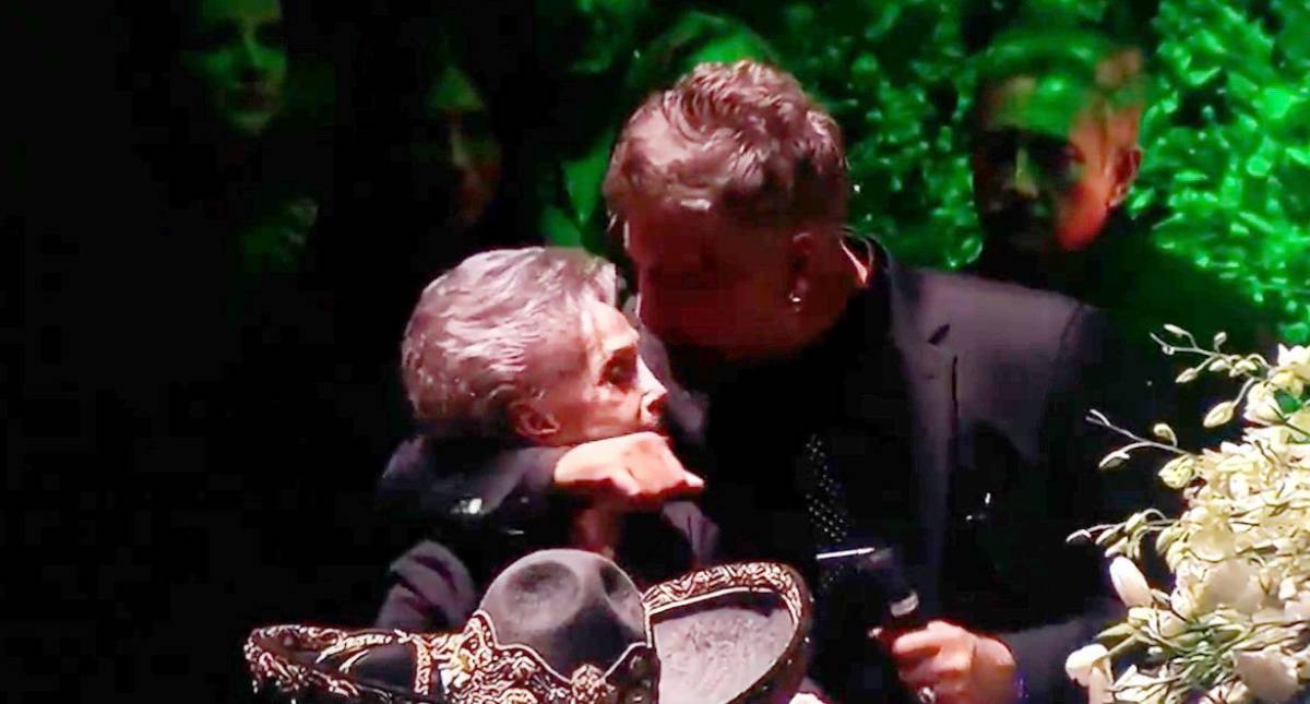 El Potrillo y doña Cuquita rompen en llanto en funeral de Vicente Fernández