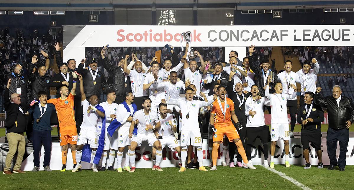 El festejo de los campeones de la Liga Concacaf con el trofeo.