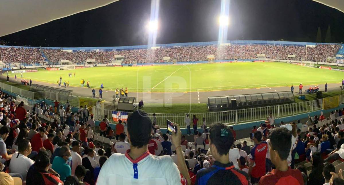 Los olimpistas llegaron en espectacular número para alentar al equipo de sus amores.