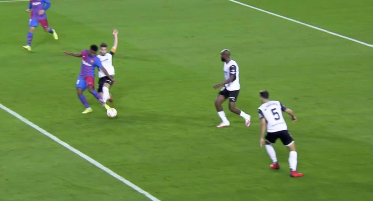 Esta fue la acción que se sancionó como penal a favor del Barcelona.