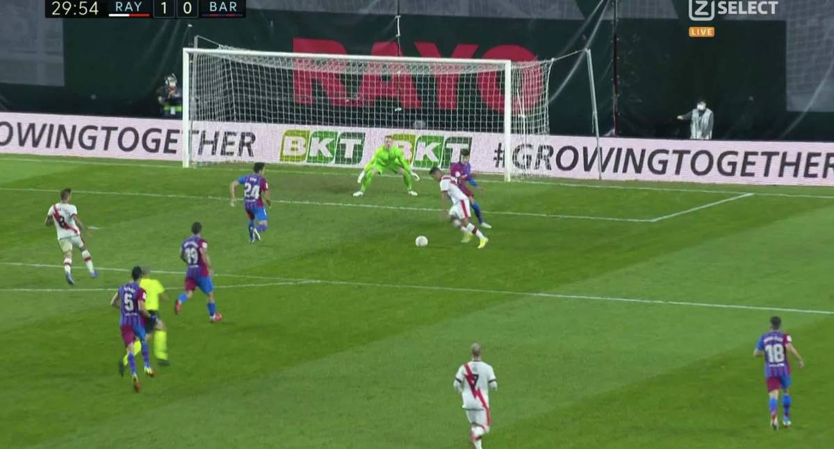 Radamel Falcao le hizo un gran recorte a Piqué.