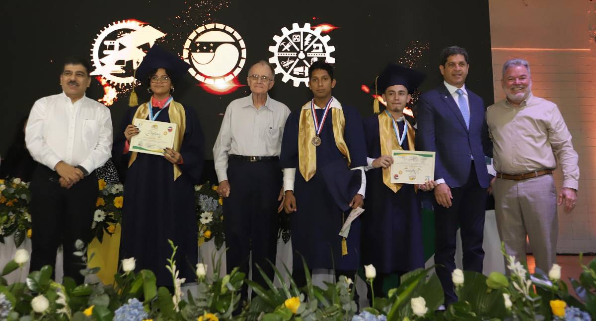 Los estudiantes no ocultaron su felicidad durante los actos presididos por el alcalde Roberto Contreras.