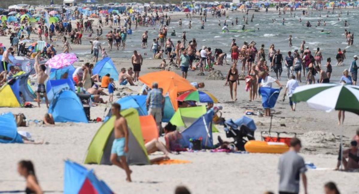 Más al este, en Lituania, 27 personas se han ahogado en lo que va de junio entre las multitudes que acuden a lagos y ríos para refrescarse. Las temperaturas se elevan en ese país a un inusual máximo de 35,7 ºC.