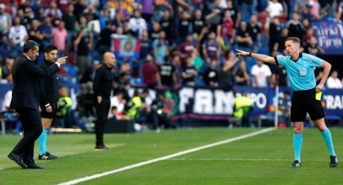 El técnico del Barcelona, Ernesto Valverde, discute con el árbitro del partido Alejandro José Hernández Hernández, quien le pidió que se calmara luego de sacarle tarjeta amarilla.