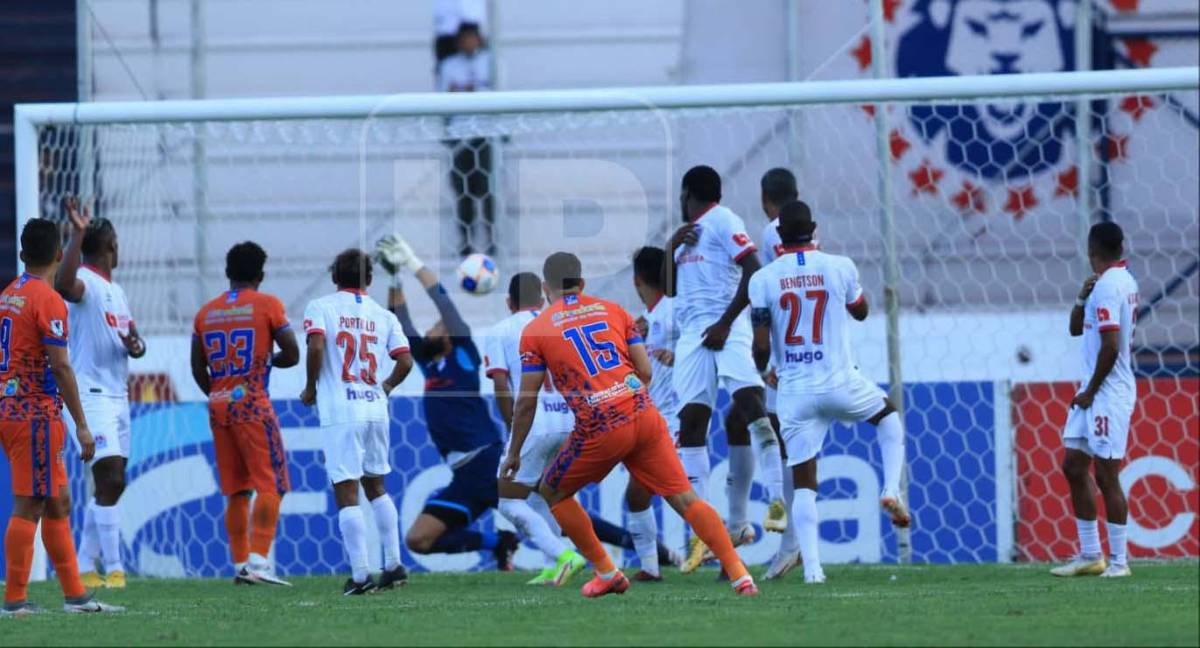 Michael Osorio y el zurdazo de tiro libre que se incrustó al fondo de las redes.