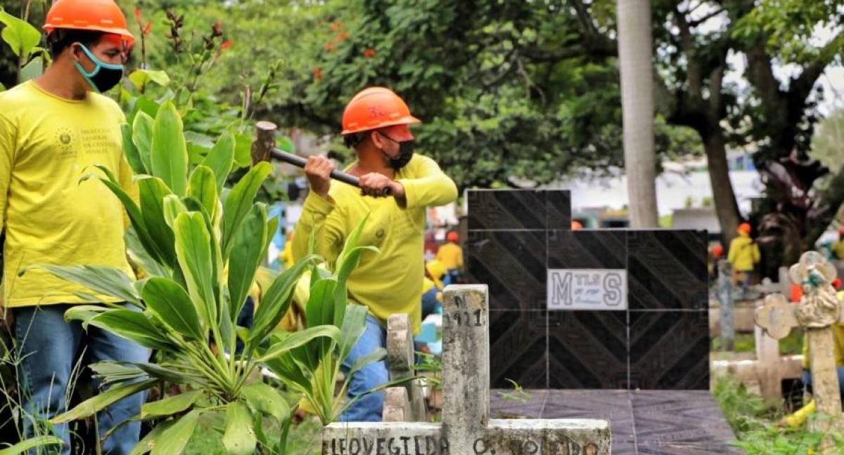 Las tumbas de algunos líderes pandilleros con los alias de ‘Murciélago’, ‘Spider, ‘Cypress’, entre otros fueron destruidas.