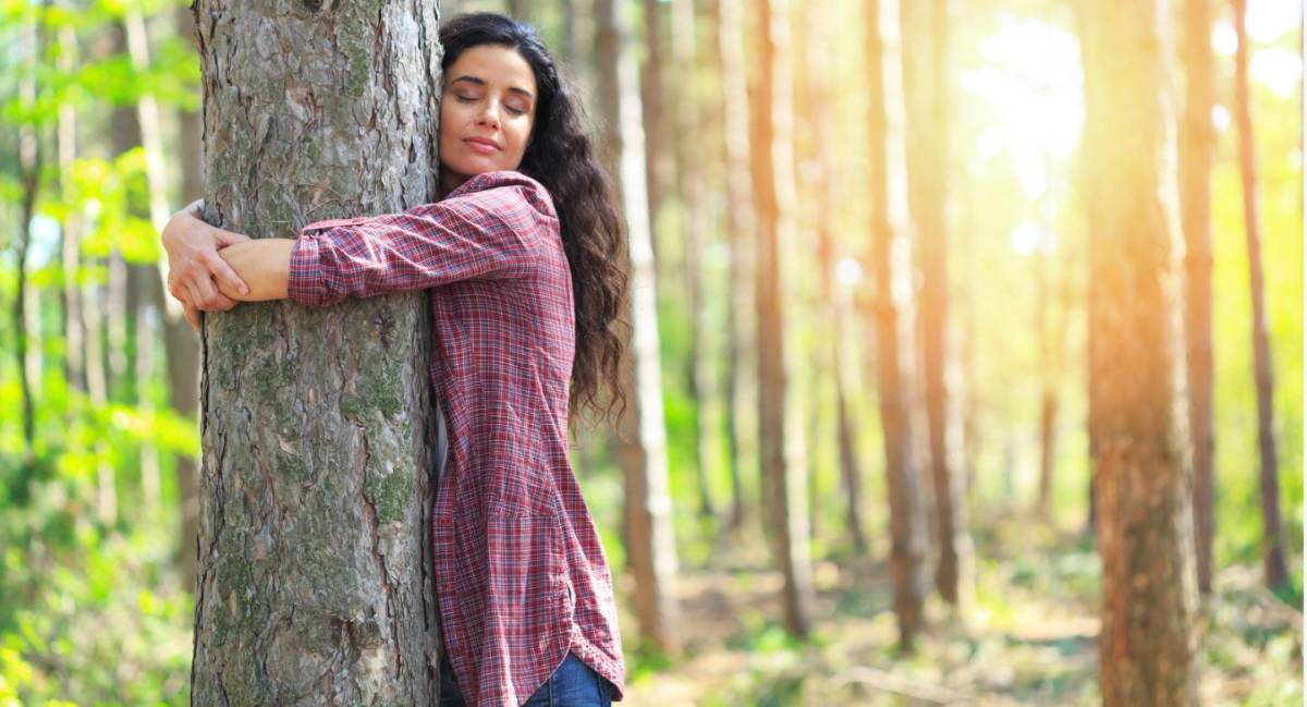 Ecoterapia: Beneficios de caminar descalzo, tocar plantas y bañar en un río