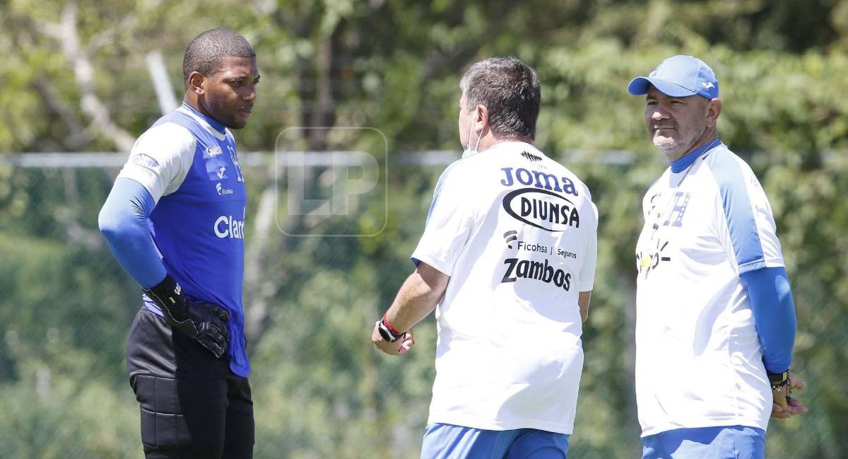 “Bolillo” Gómez conversó con todos los jugadores convocados. Aquí en el momento que dialogaba con el portero Buba López.