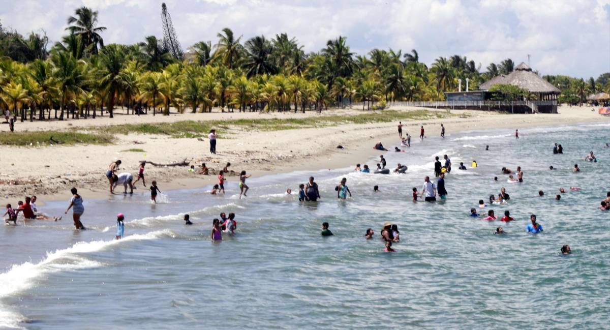 Hondureños ya disfrutan del feriadón en las playas de Tela