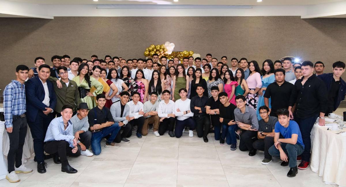 Seniors del ITEE comparten un fraterno desayuno